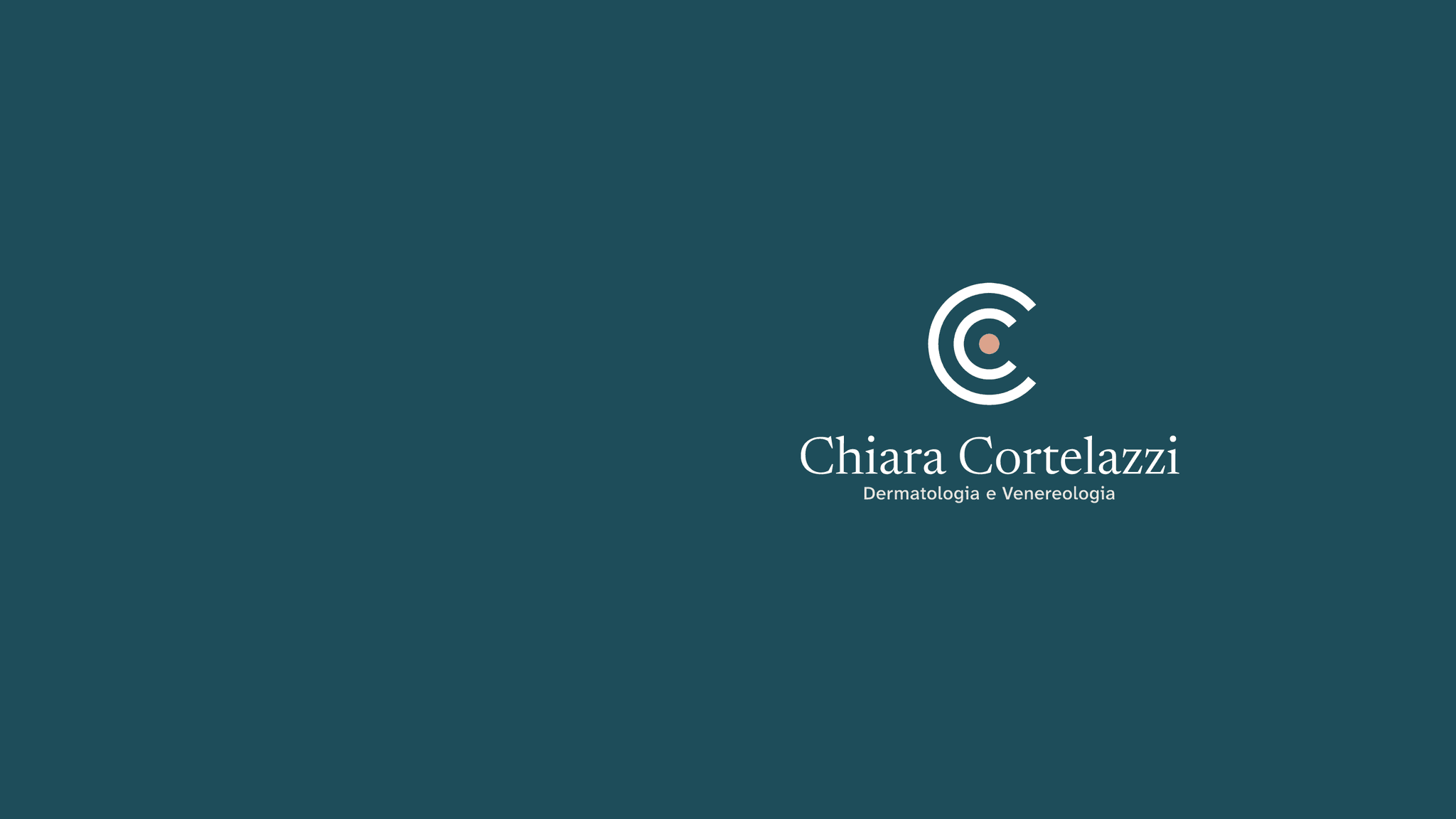 Il logo di Chiara Cortelazzi in negativo su un fondo blu petrolio: il monogramma a due C, bianco col punto terracotta chiaro, e sotto «Chiara Cortelazzi» e «Dermatologia e Venereologia».