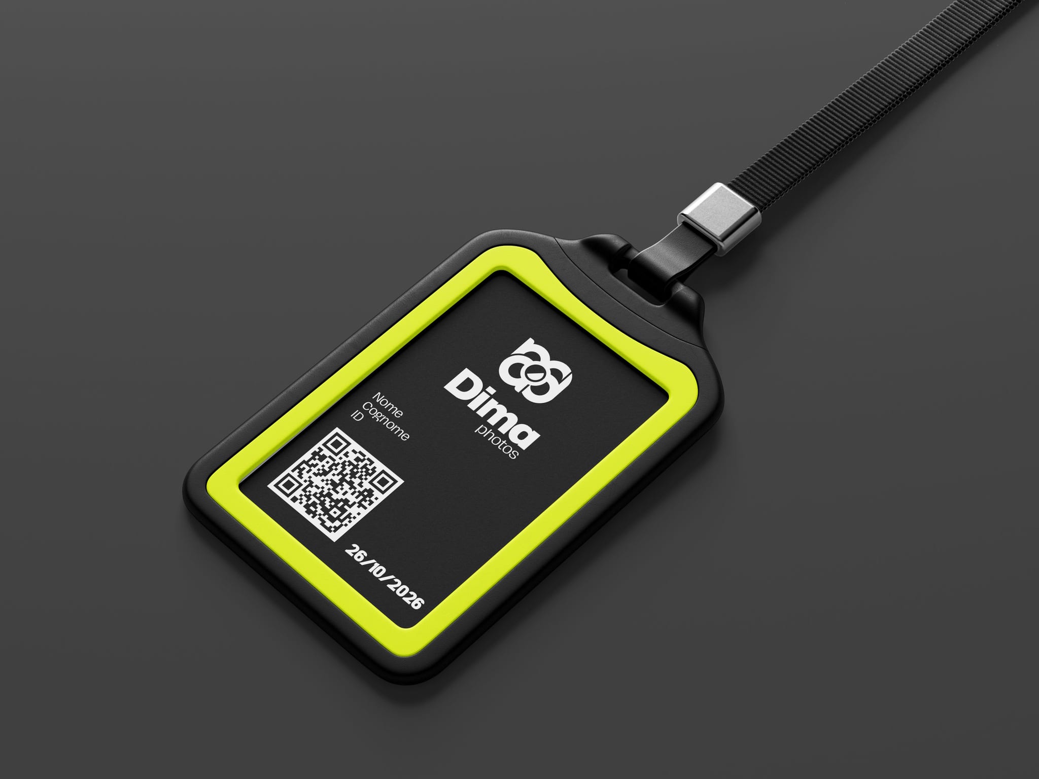 Il badge di Dima photos appeso al suo cordino: nero, con la cornice giallo fluo, il logo e un codice QR.
