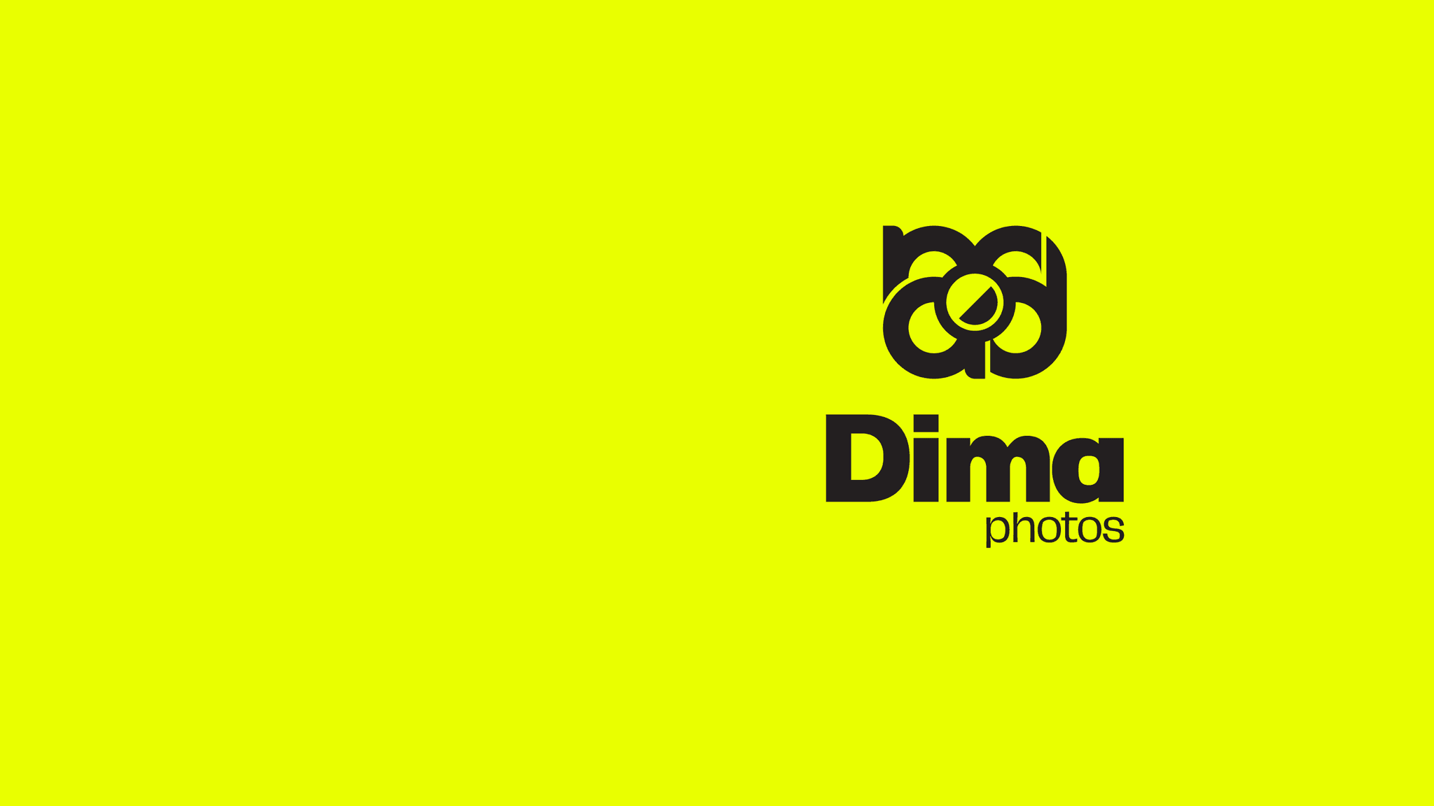 Il logo di Dima photos su un fondo giallo fluo: il monogramma nero con l’obiettivo al centro, e sotto la scritta «Dima photos».