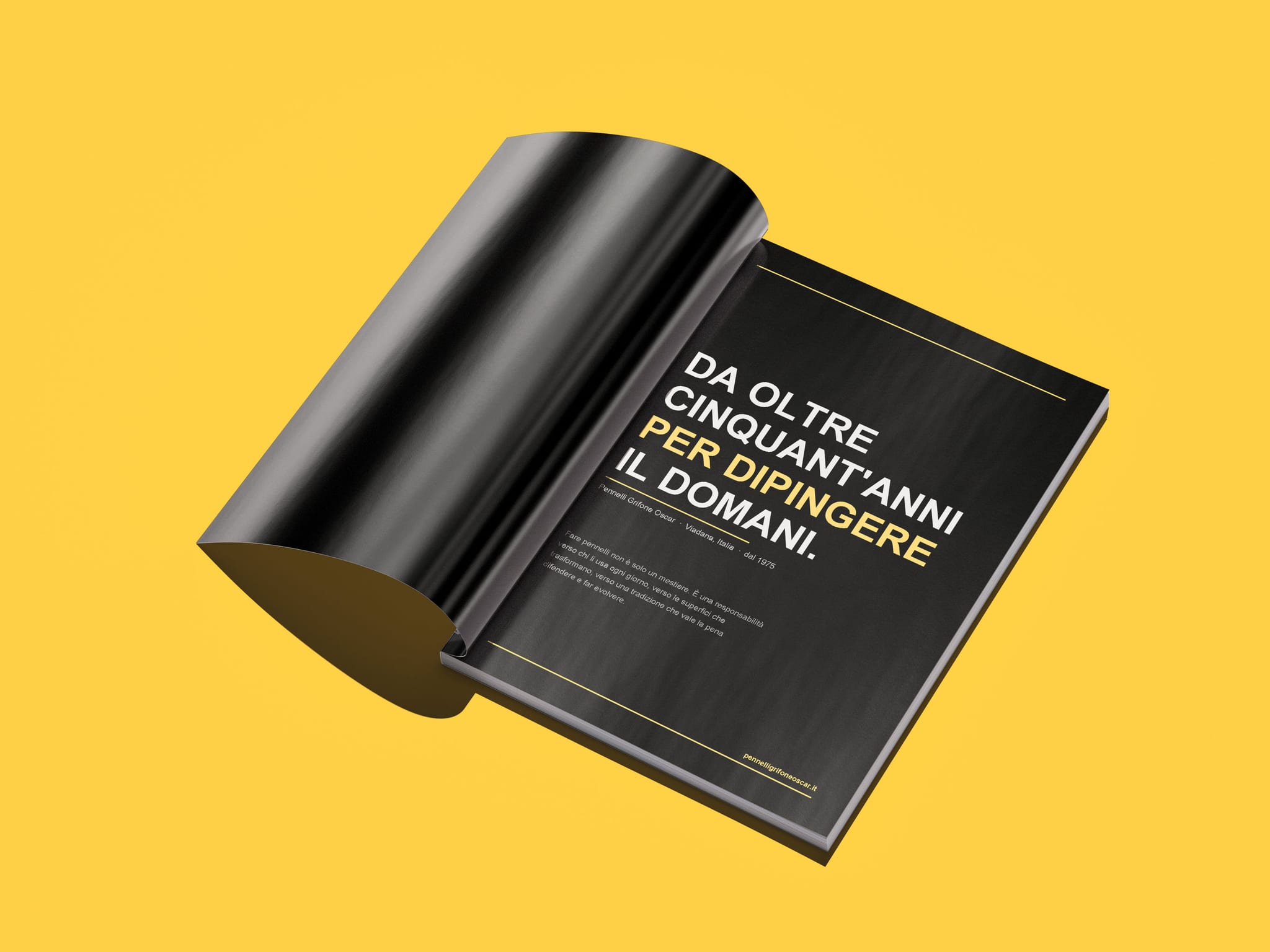 Il catalogo aperto sulla prima pagina, nera: «Da oltre cinquant’anni per dipingere il domani».