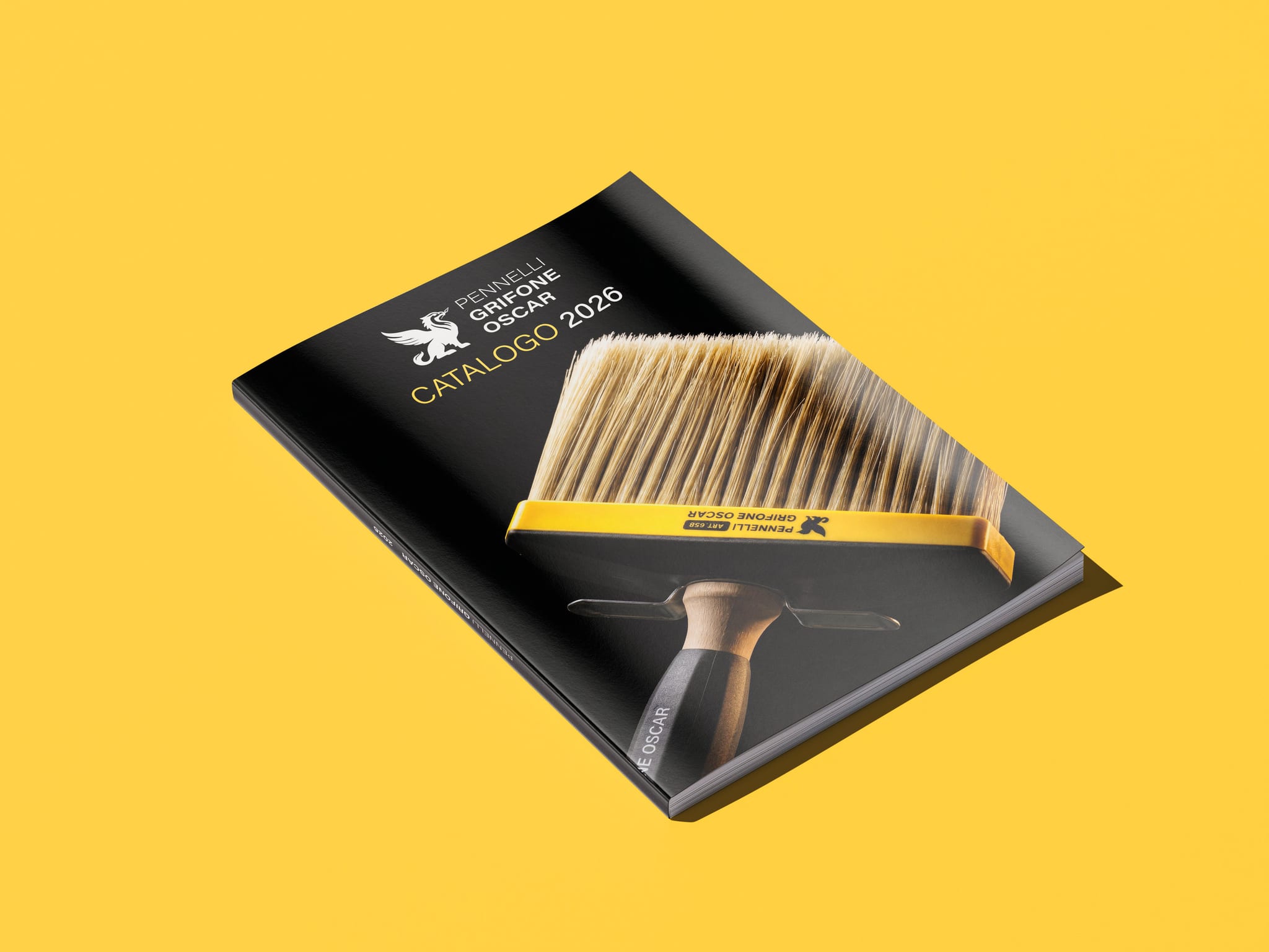 Il catalogo 2026 di Pennelli Grifone Oscar chiuso, su un fondo giallo: in copertina il plafone 658 su fondo nero, col grifone e «Catalogo 2026».
