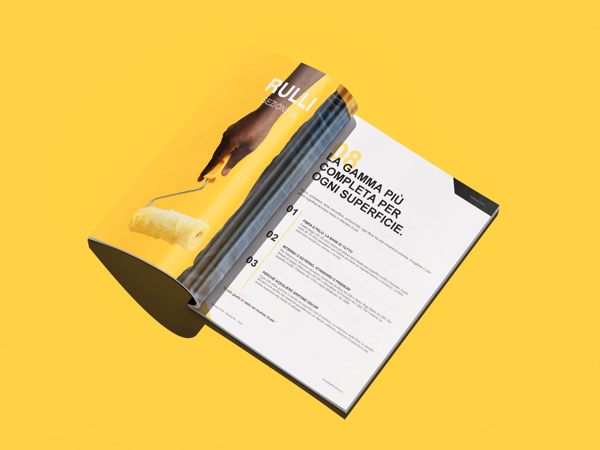 Il catalogo aperto sulla sezione dei rulli: una mano che dipinge col rullo giallo, e accanto «La gamma più completa per ogni superficie».