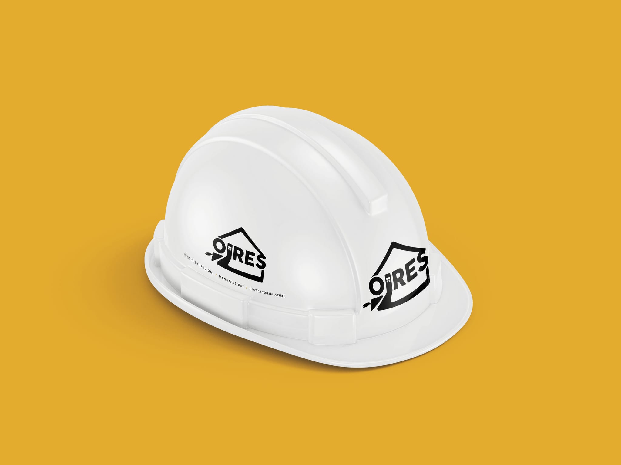 Un elmetto da cantiere bianco su un fondo giallo ocra, visto di tre quarti: il marchio OIRES in nero sul davanti, sopra la visiera, e sul fianco, con sotto la riga delle tre lavorazioni.