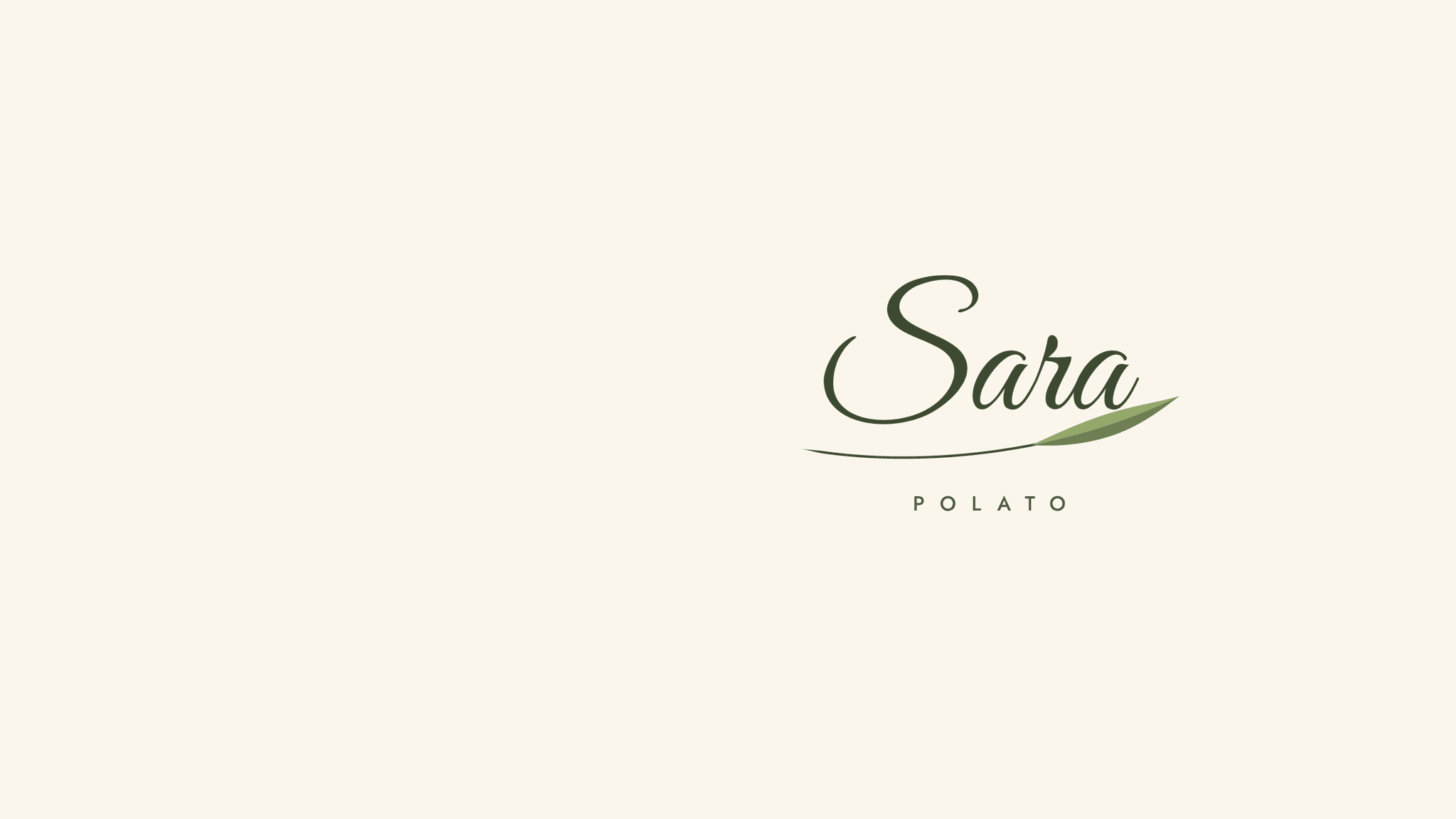 Il logo di Sara Polato su un fondo panna: la firma «Sara» in verde oliva, il tratto che sotto il nome diventa una foglia d’olivo, e «Polato» in maiuscolo.